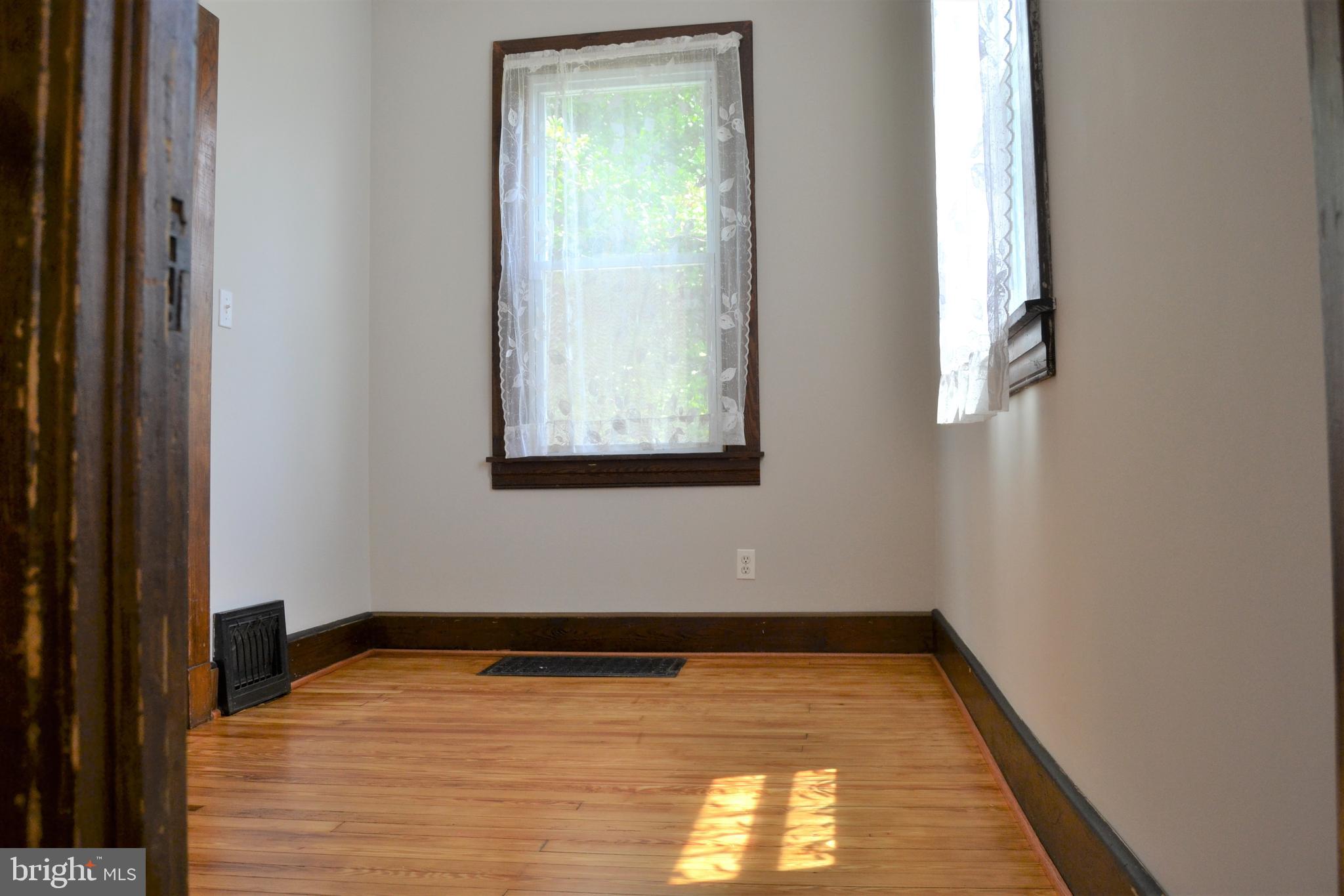 626 Orpington Road Baltimore, MD 21229 - Photo 13 of 40 Bonus room on main level!