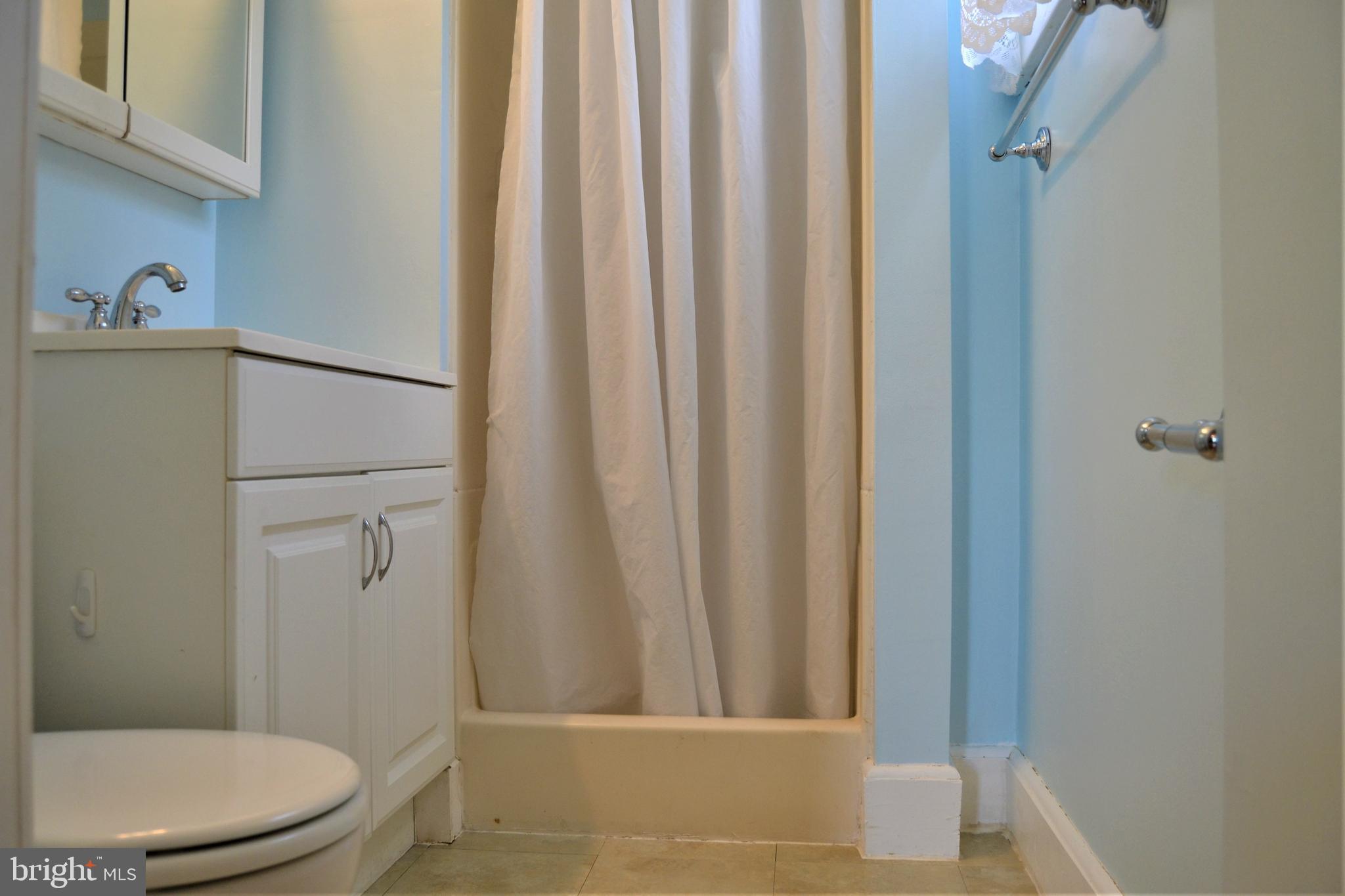 626 Orpington Road Baltimore, MD 21229 - Photo 21 of 40 Attached primary bath!