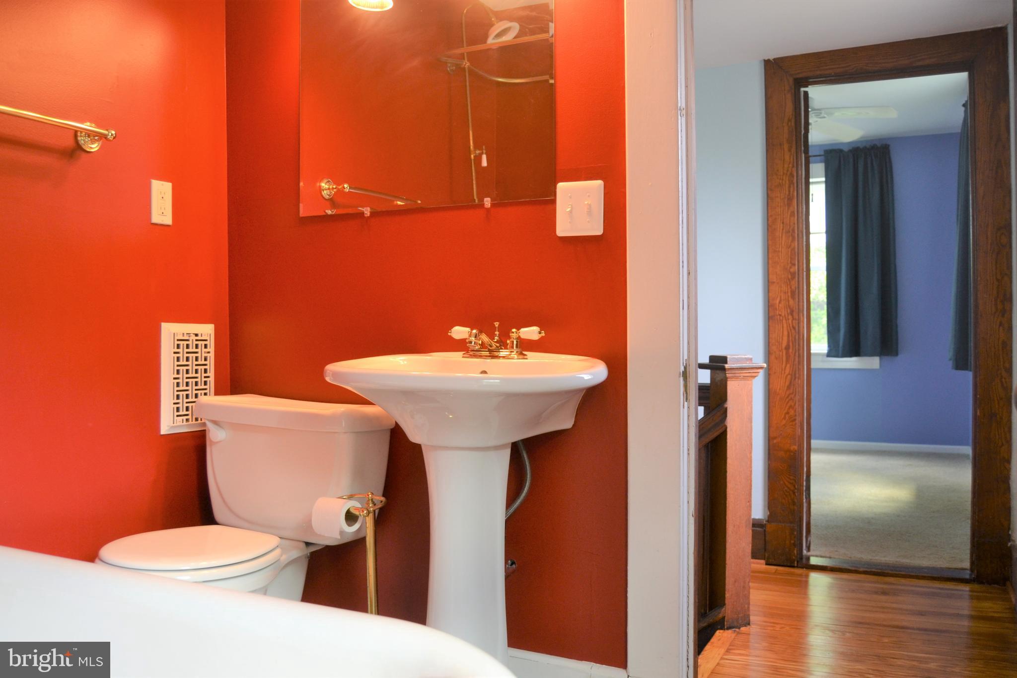 626 Orpington Road Baltimore, MD 21229 - Photo 27 of 40 Large hall bath