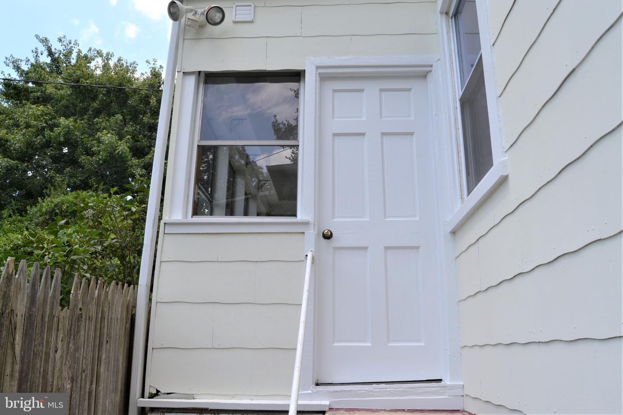 626 Orpington Road Baltimore, MD 21229 - Photo 33 of 40 Sun room door