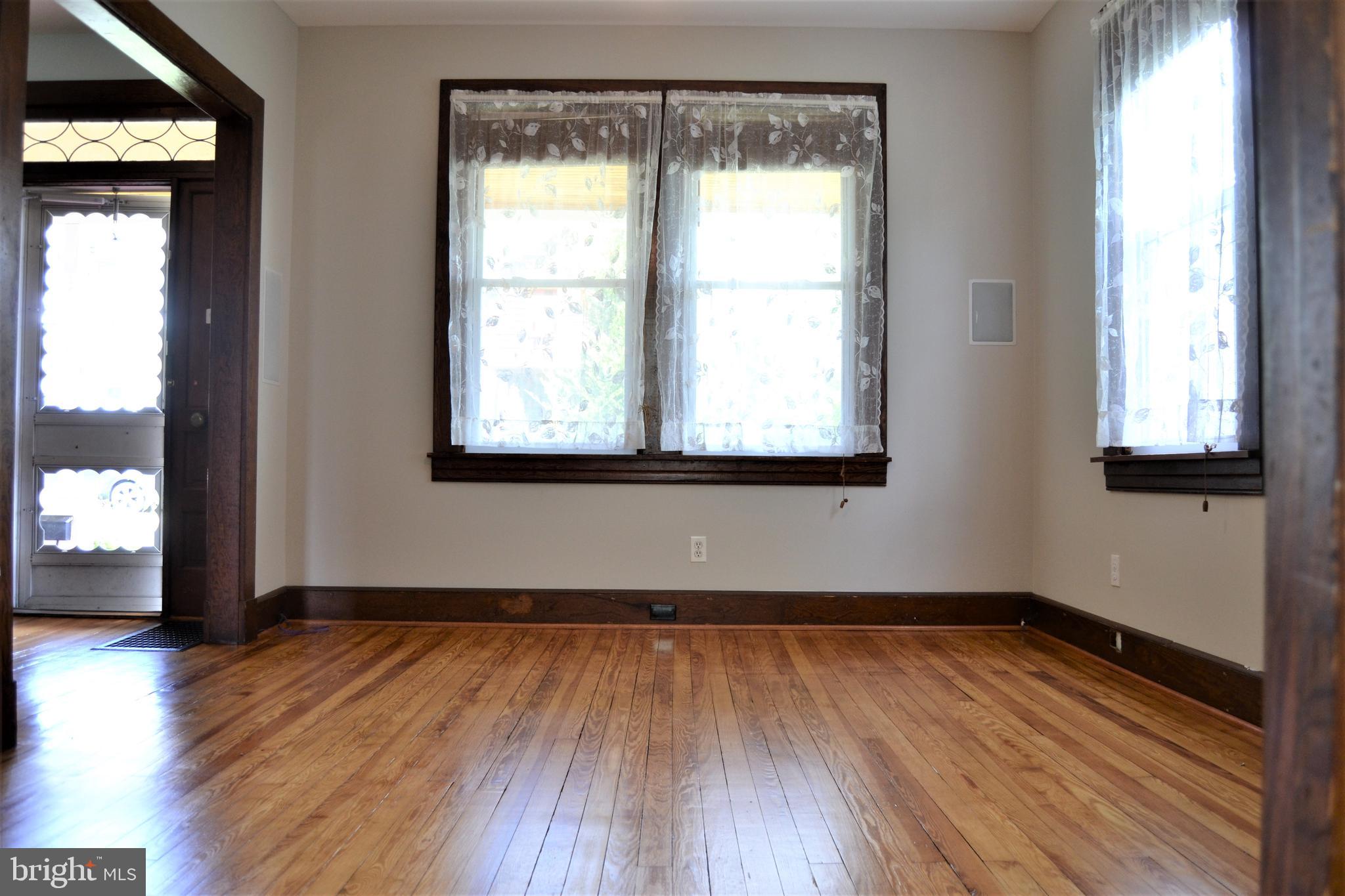 626 Orpington Road Baltimore, MD 21229 - Photo 5 of 40 Bright Living Room