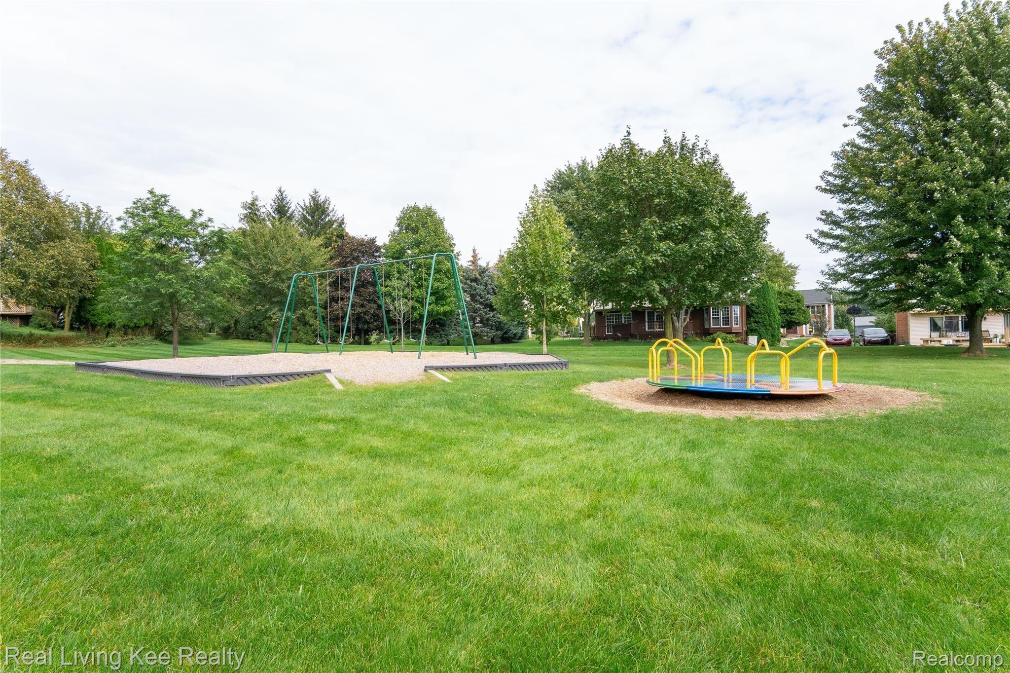 2260 North Fairview Lane Rochester, MI 48306 - Photo 36 of 38 Exteriors 14.jpg