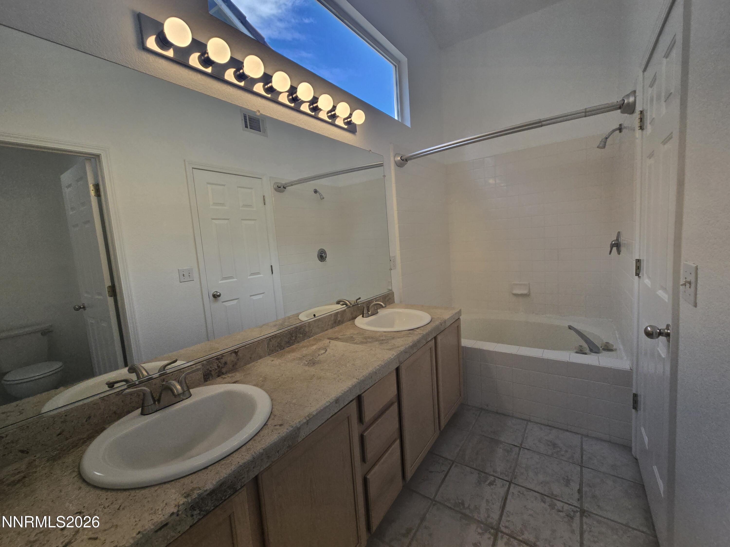 9676 Northrup Drive Reno, NV 89521 - Photo 21 of 40 Primary Bath