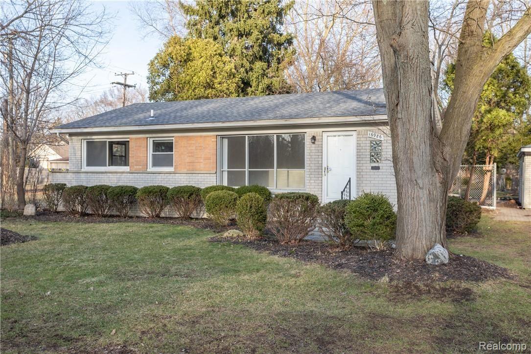 16986 Merriman Road Livonia, MI 48154 - Photo 2 of 32 244A6726.jpg