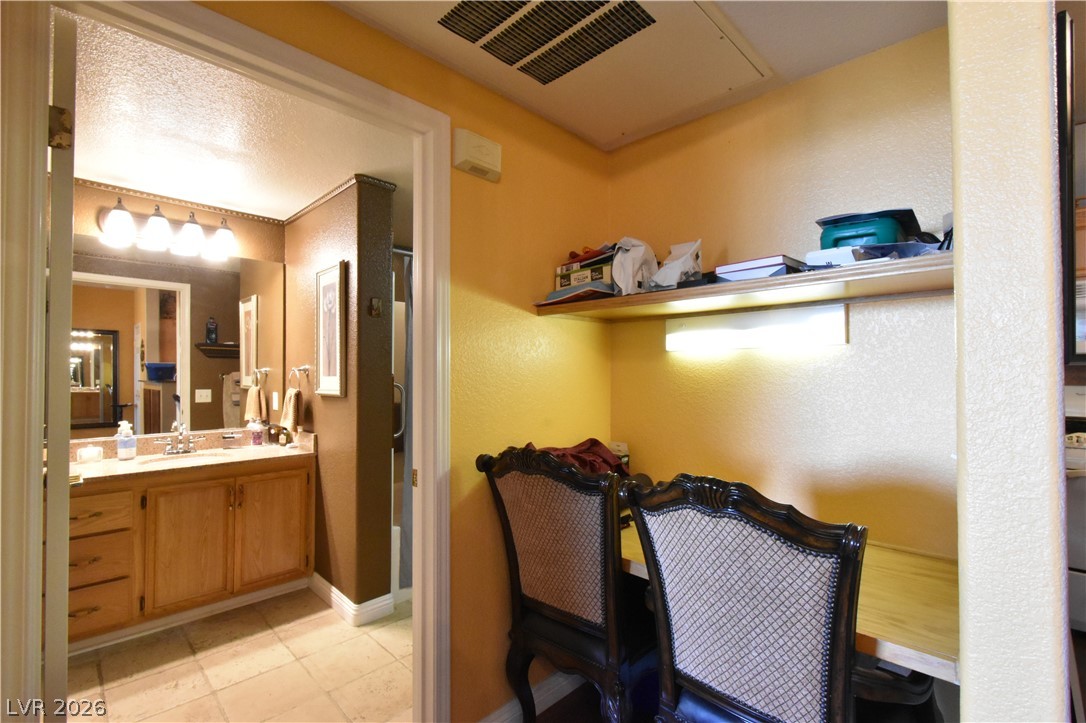 10550 West Alexander Road, Unit 2025 Las Vegas, NV 89129 - Photo 13 of 19 Built-in Desk