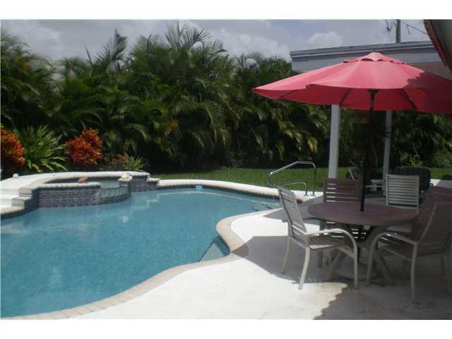 454 Cactus Circle Boca Raton, FL 33487 - Photo 1 of 24 Primary Photo