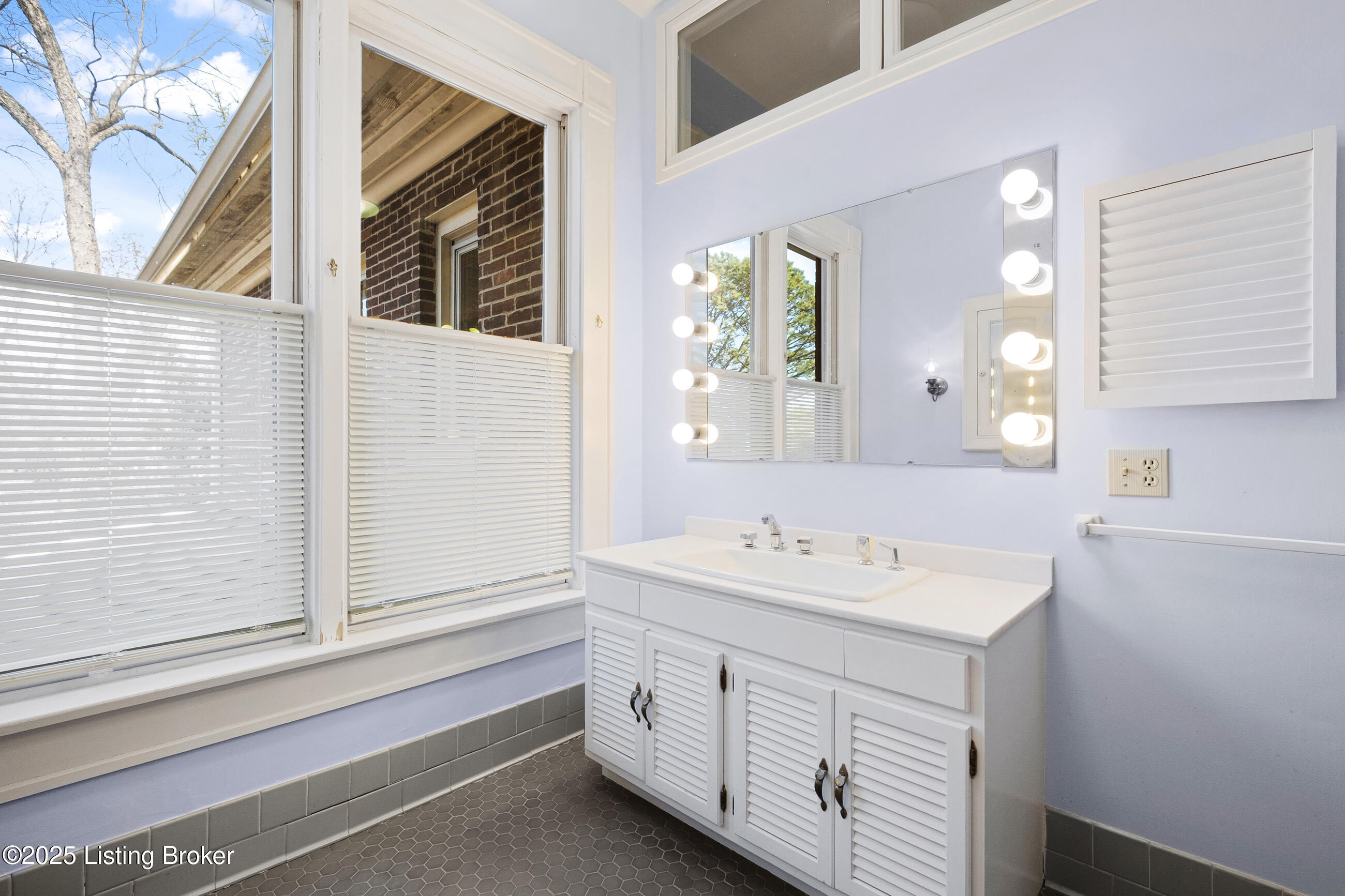 2975 Lexington Road Louisville, KY 40206 - Photo 29 of 60 2975lexington_086