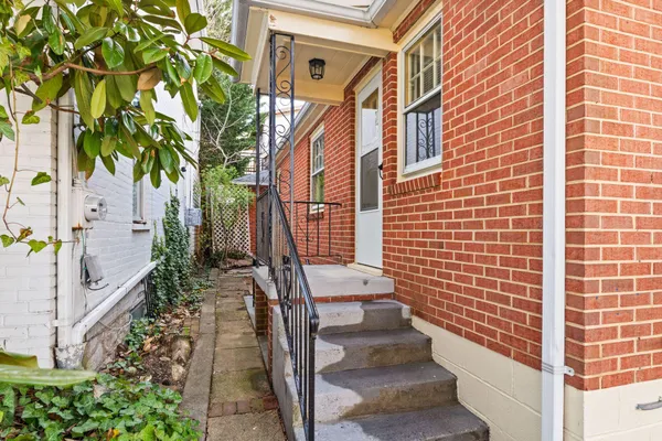 a view of a pathway with a house
