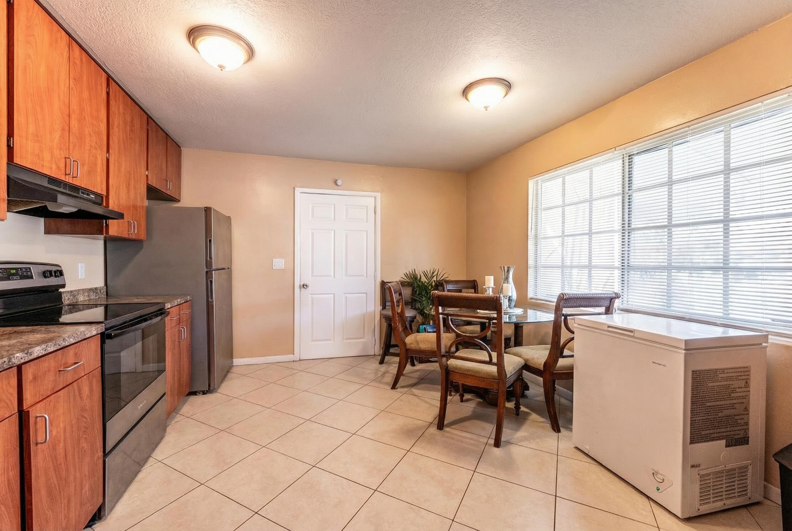 137 West 34th Street Riviera Beach, FL 33404 - Photo 13 of 26 Woolf Realty_137 N 34th_decluttered (10)