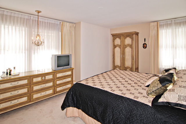 334 Downing Road Riverside, IL 60546 - Photo 8 of 23 a bedroom with a bed and a dresser