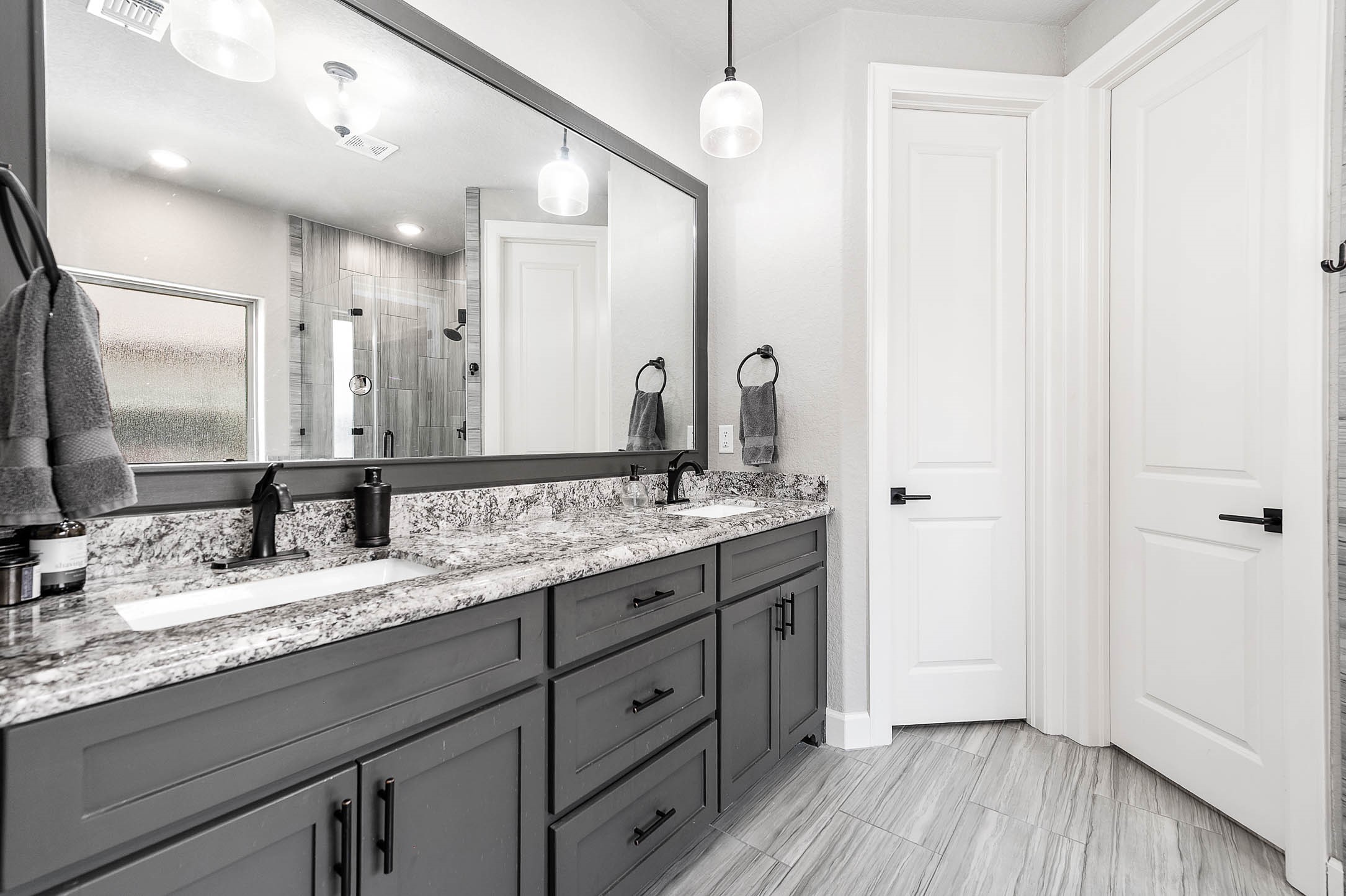 720 Rustic Oaks Drive Angleton, TX 77515 - Photo 17 of 35 Primary Bathroom
