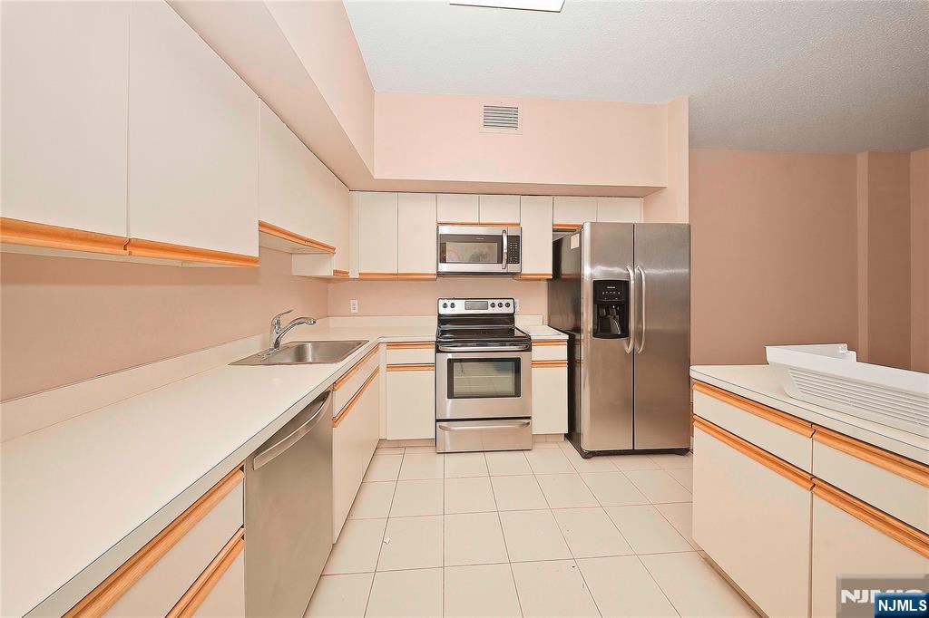 316 Prospect Avenue, Unit 2D Hackensack, NJ 07601 - Photo 3 of 18