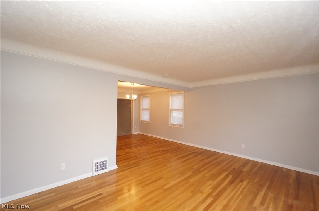 4063 Linnell Road Cleveland, OH 44121 - Photo 3 of 35