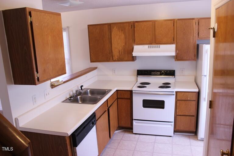 2942 Faversham Place Raleigh, NC 27604 - Photo 4 of 8 a kitchen with a stove a refrigerator and a sink