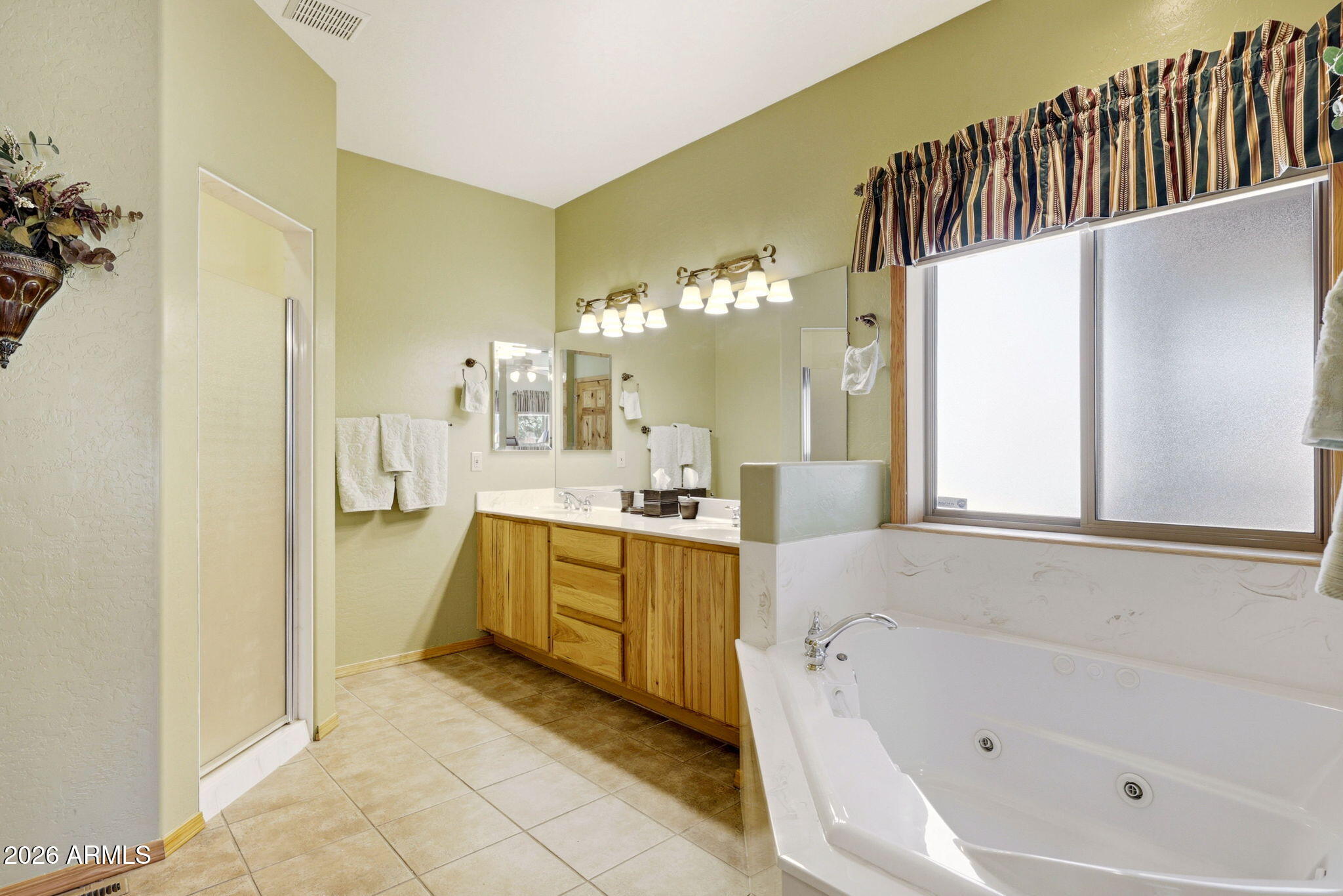 826 Pine Creek Circle Lakeside, AZ 85929 - Photo 14 of 63 a bathroom with a bathtub a sink and a mirror