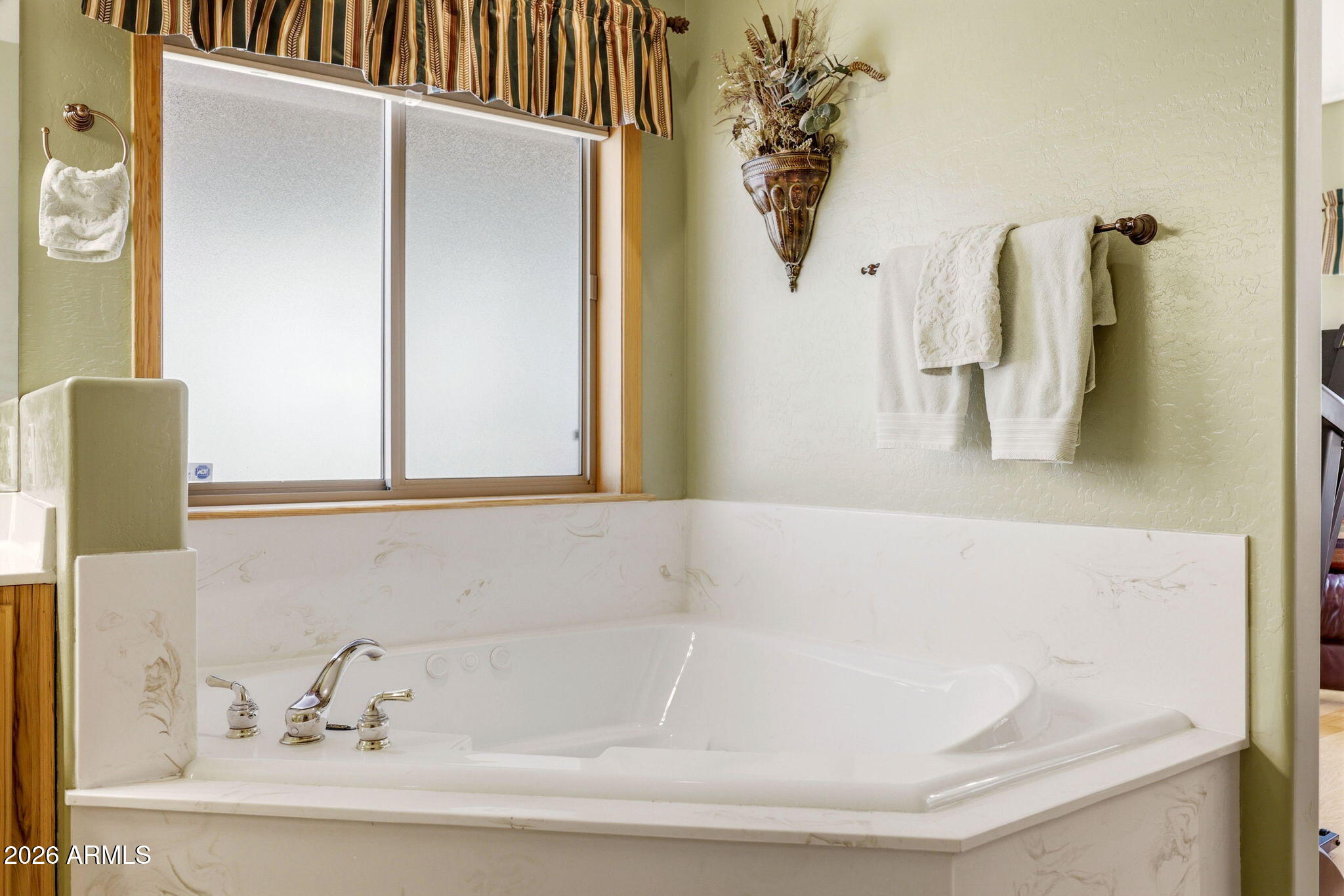 826 Pine Creek Circle Lakeside, AZ 85929 - Photo 16 of 63 a bathroom with a bathtub and a shower
