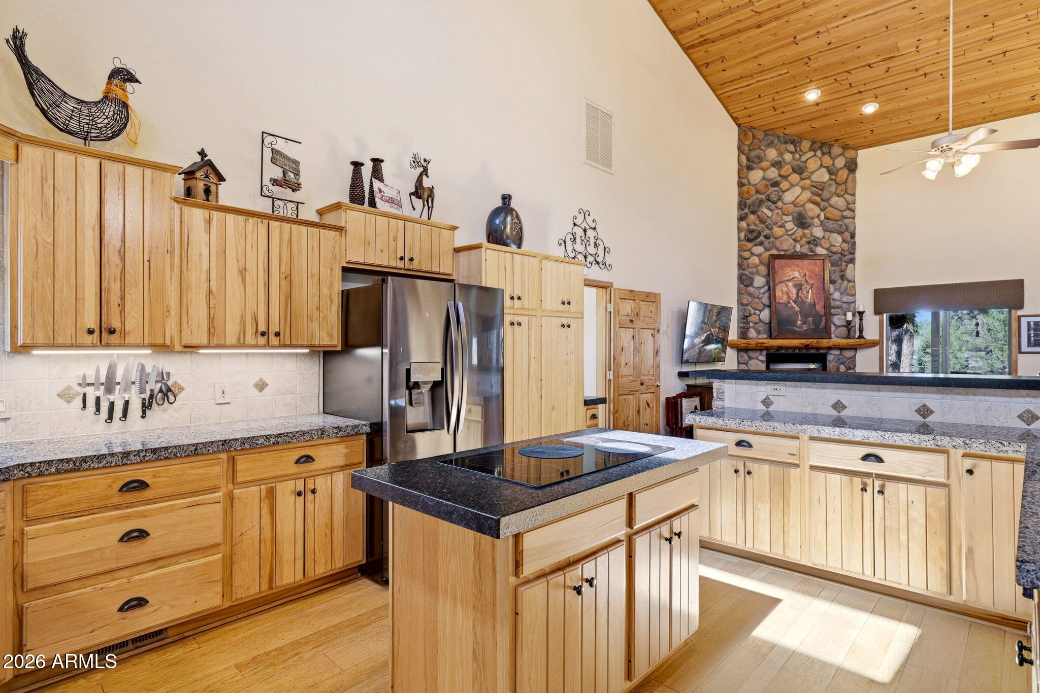 826 Pine Creek Circle Lakeside, AZ 85929 - Photo 7 of 63 a kitchen that has a lot of cabinets in it