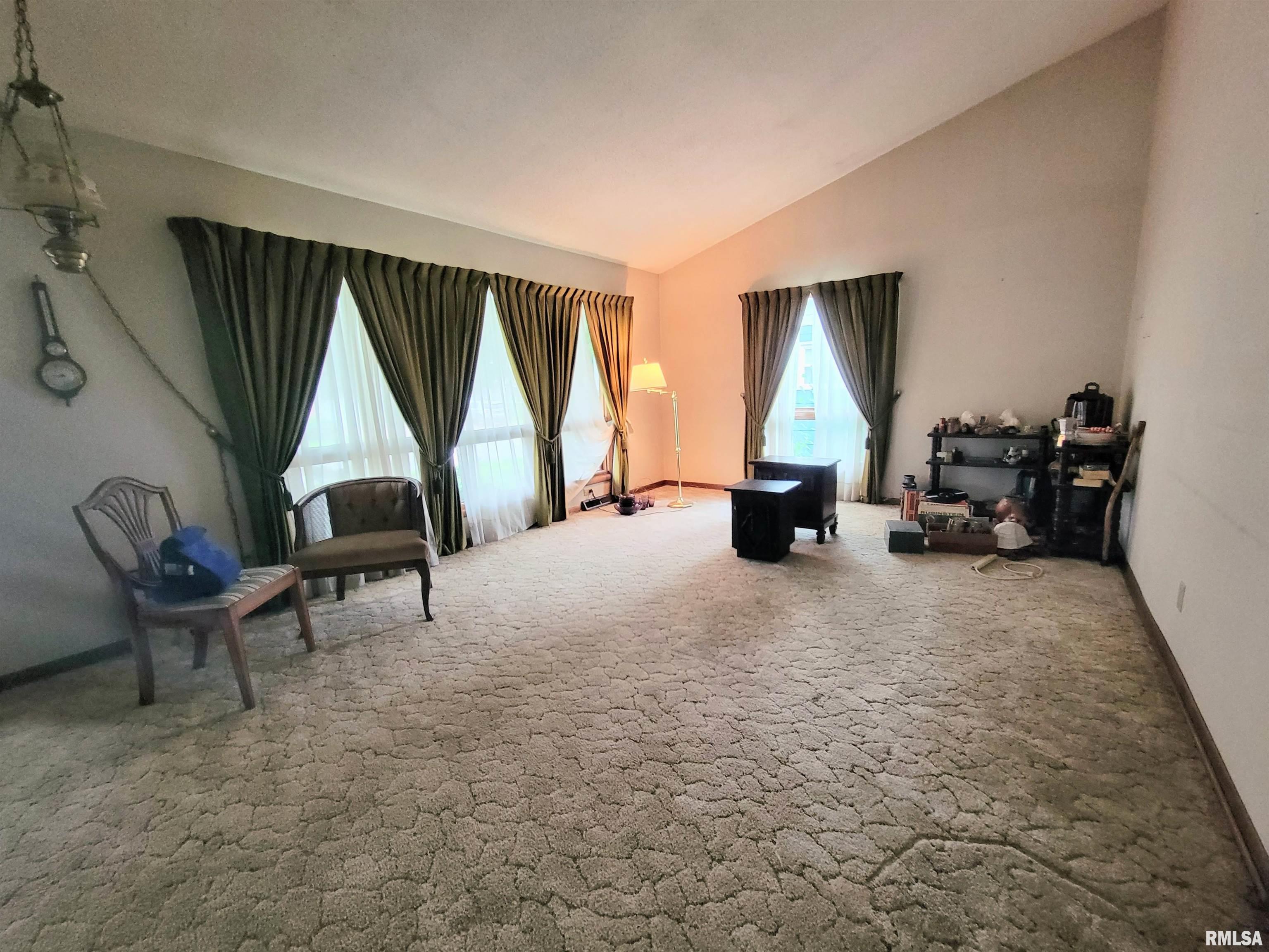 521 Westerfield Road Davenport, IA 52806 - Photo 4 of 23 Gallery Image 4