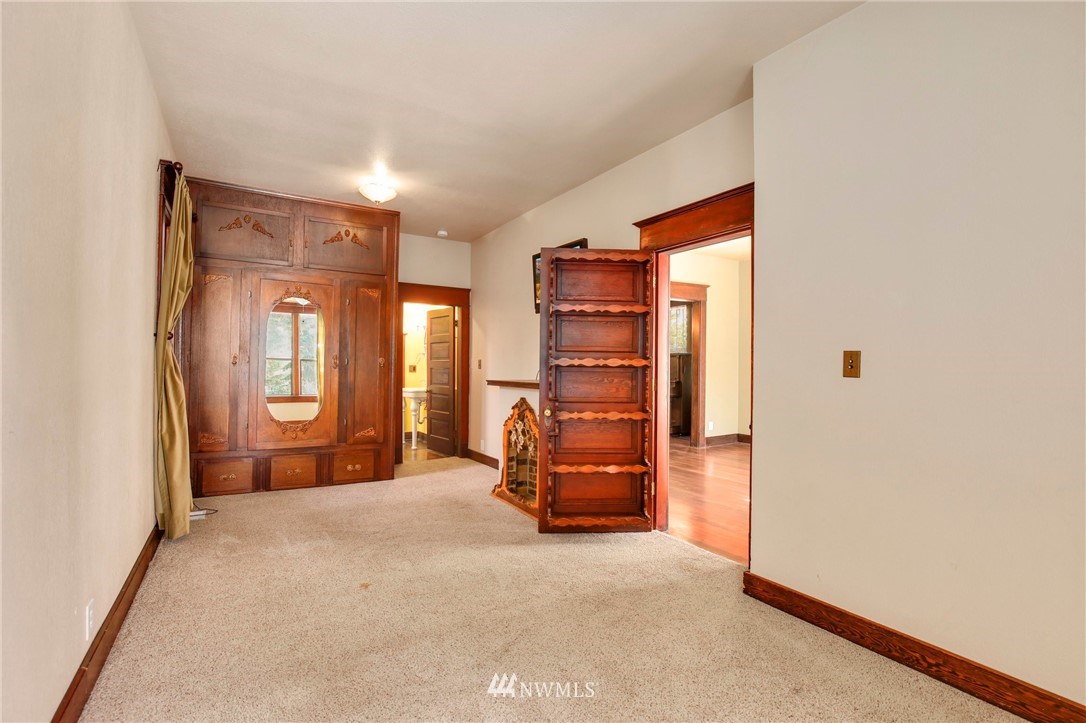 532 Southwest Sunset Boulevard Renton, WA 98057 - Photo 12 of 32