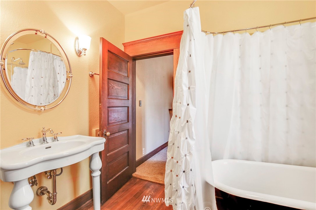 532 Southwest Sunset Boulevard Renton, WA 98057 - Photo 15 of 32
