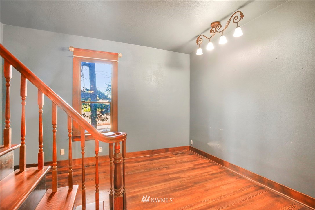532 Southwest Sunset Boulevard Renton, WA 98057 - Photo 17 of 32