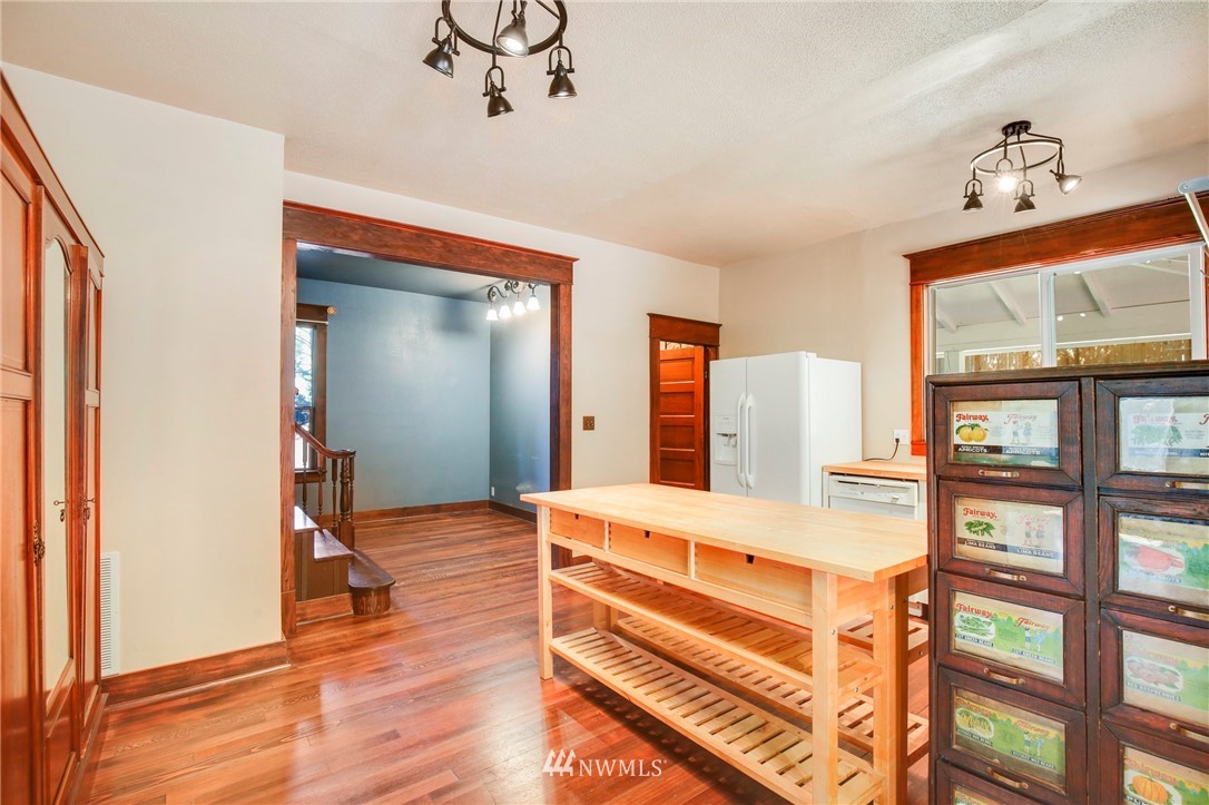 532 Southwest Sunset Boulevard Renton, WA 98057 - Photo 18 of 32