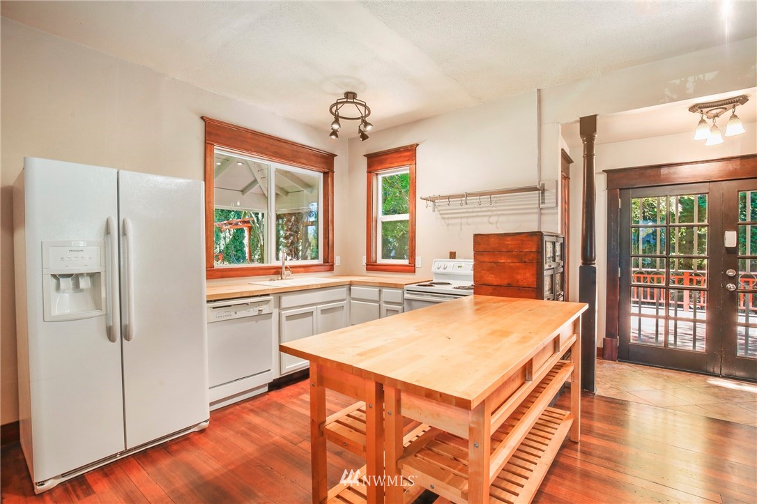 532 Southwest Sunset Boulevard Renton, WA 98057 - Photo 4 of 32