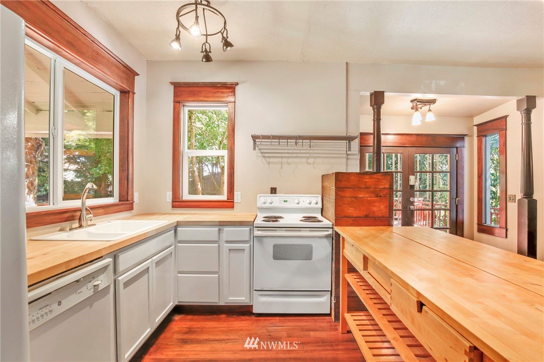 532 Southwest Sunset Boulevard Renton, WA 98057 - Photo 5 of 32