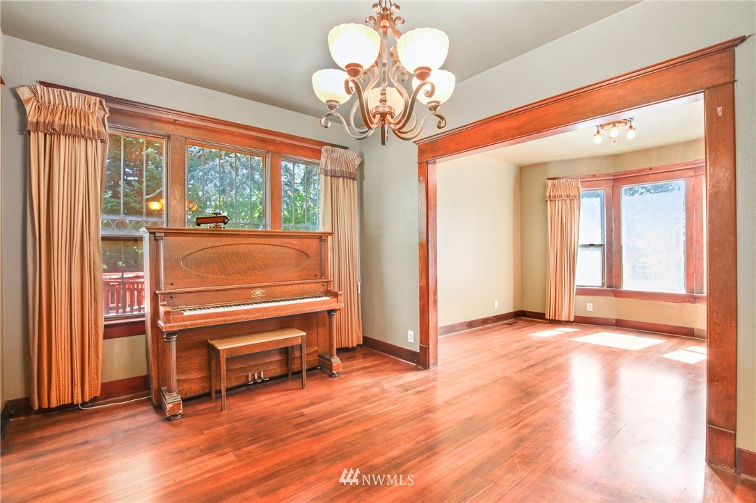 532 Southwest Sunset Boulevard Renton, WA 98057 - Photo 7 of 32
