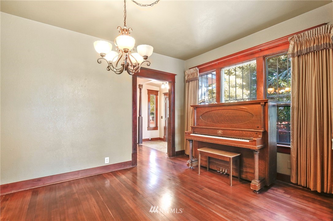 532 Southwest Sunset Boulevard Renton, WA 98057 - Photo 8 of 32