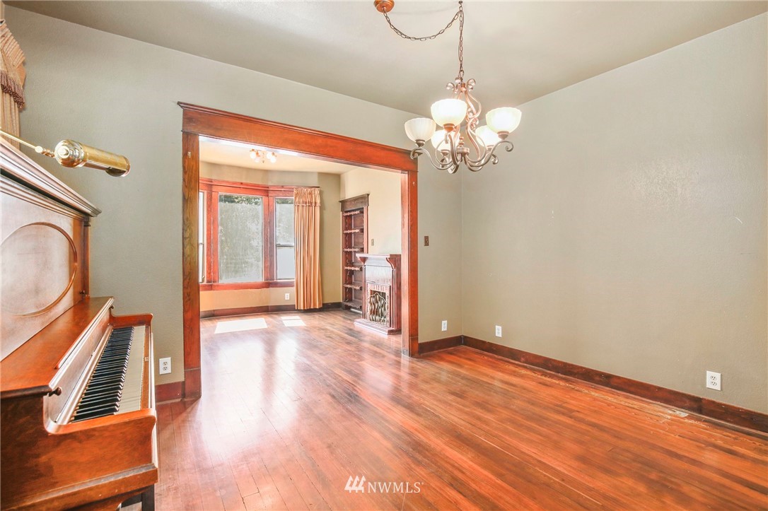 532 Southwest Sunset Boulevard Renton, WA 98057 - Photo 9 of 32