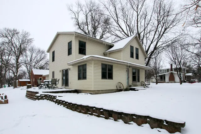 $175,000 | 302 2nd Street Southeast, Renville, MN 56284