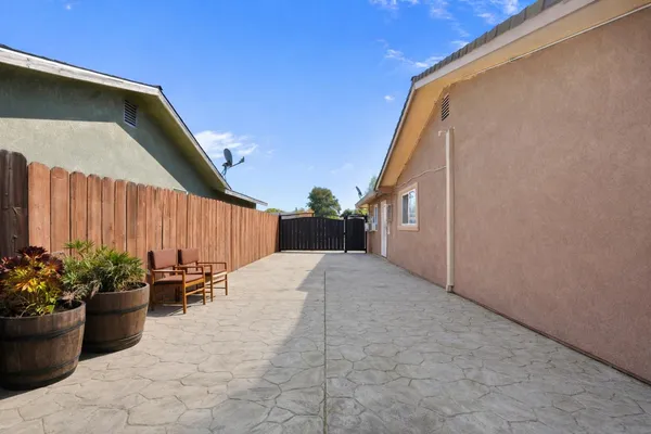 a entryway view with sitting space