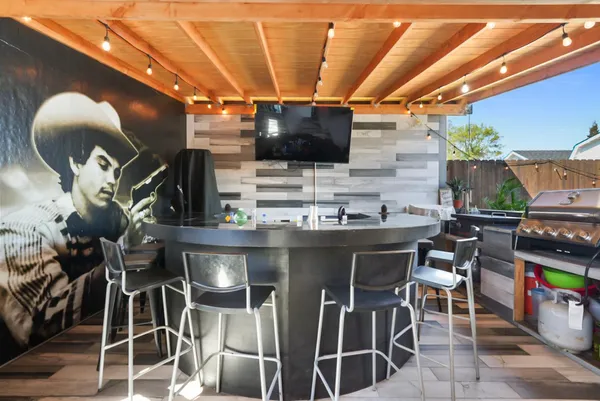 a view of a dinning table and chairs in the patio