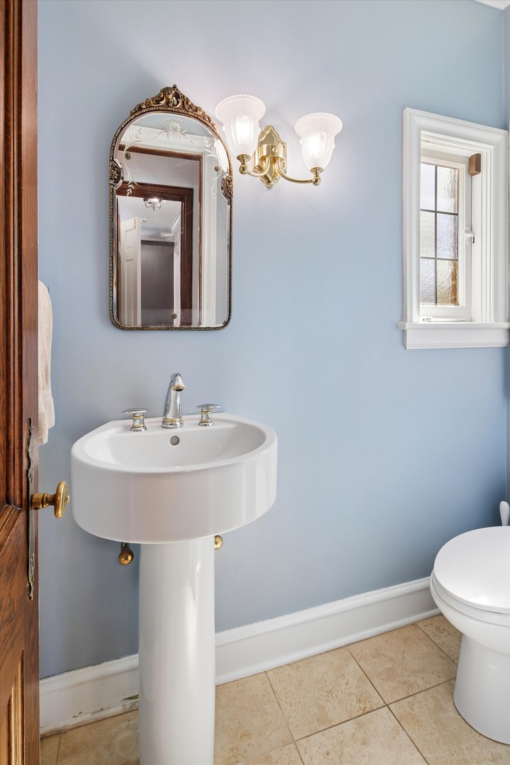 1018 Eastwood Road Glencoe, IL 60022 - Photo 19 of 59