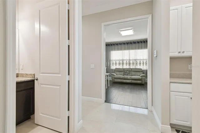 a dining room that has a table and chairs in it