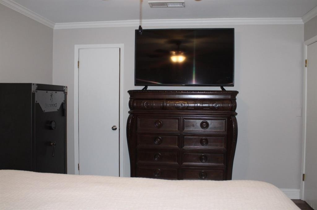 2693 Rhoda Road Shreveport, LA 71119 - Photo 13 of 35 a room with a flat screen tv