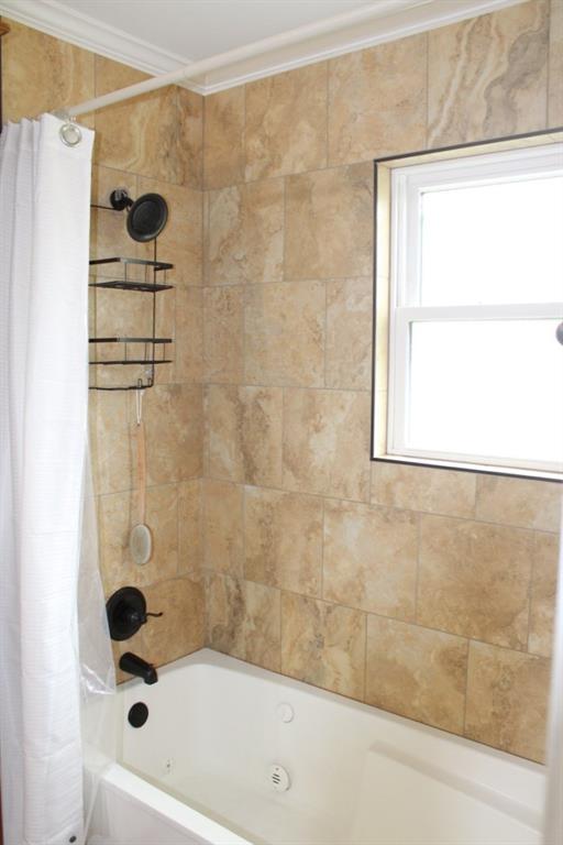 2693 Rhoda Road Shreveport, LA 71119 - Photo 17 of 35 a bathroom with a bathtub