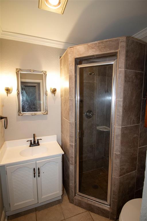 2693 Rhoda Road Shreveport, LA 71119 - Photo 21 of 39 a bathroom with a sink mirror and shower