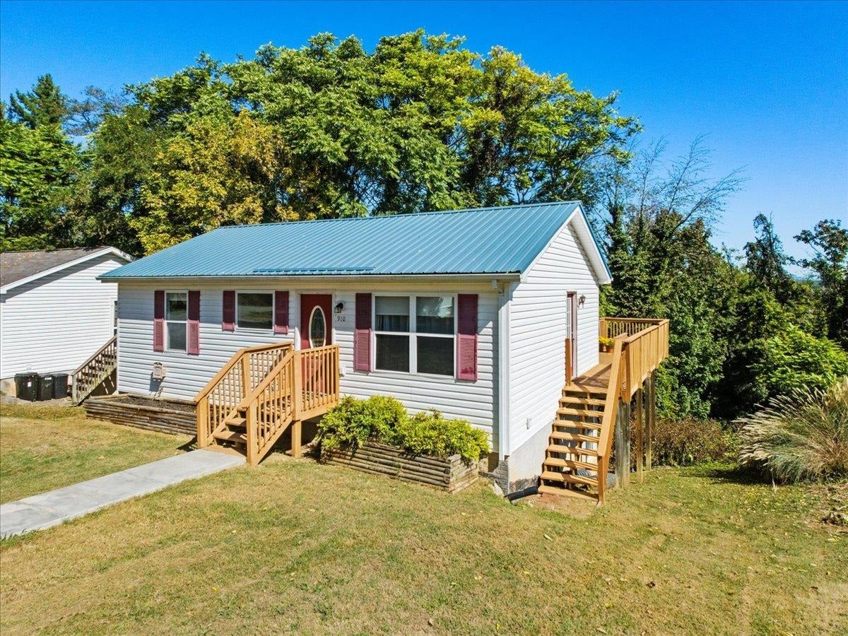 910 Gilbert Street Radford, VA 24141 - Photo 4 of 65 Gallery Image 4