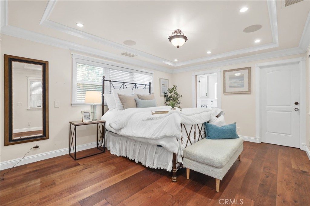 222 8th Street Seal Beach, CA 90740 - Photo 17 of 41 Primary bedroom with on-suite bath.