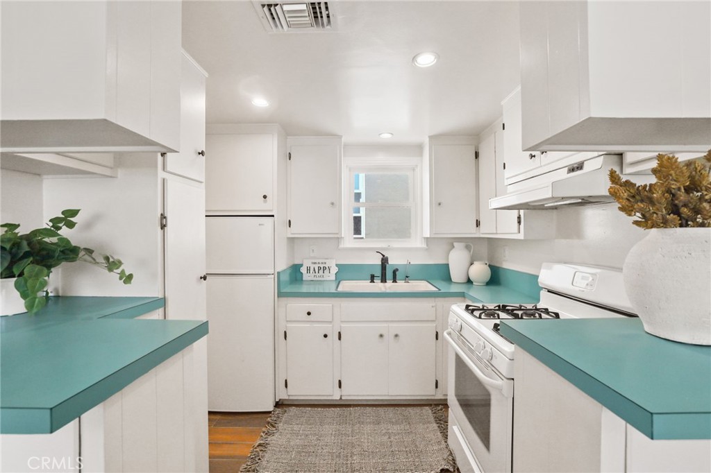 222 8th Street Seal Beach, CA 90740 - Photo 33 of 41 Kitchen in upper apartment.