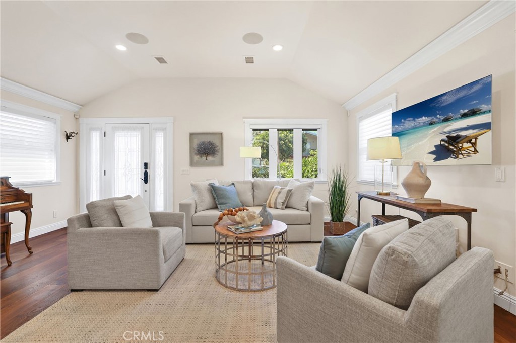 222 8th Street Seal Beach, CA 90740 - Photo 4 of 41 Living room front house
