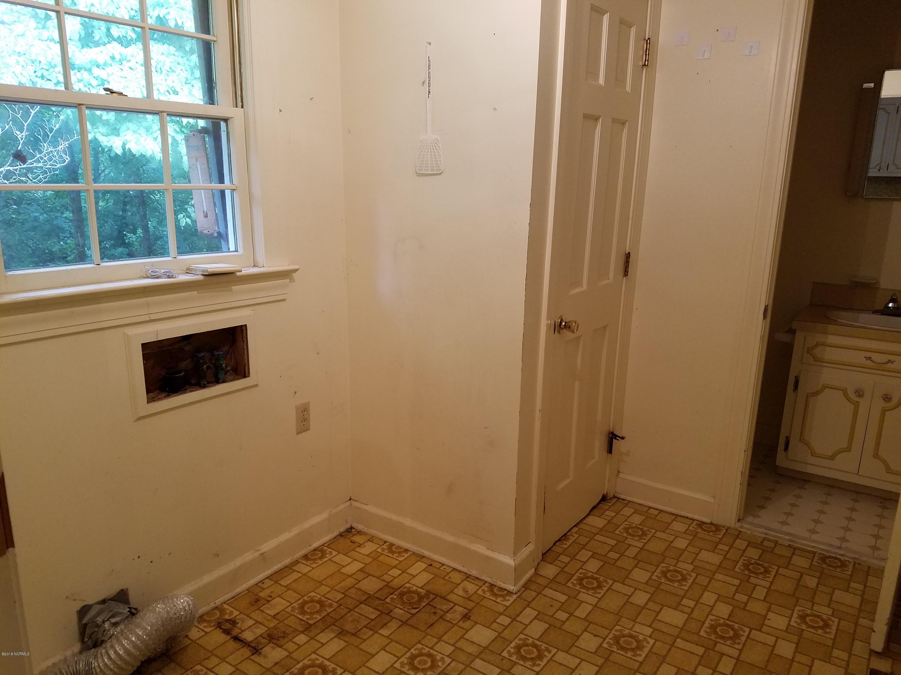 1564 Hull Road Snow Hill, NC 28580 - Photo 14 of 28 Laundry