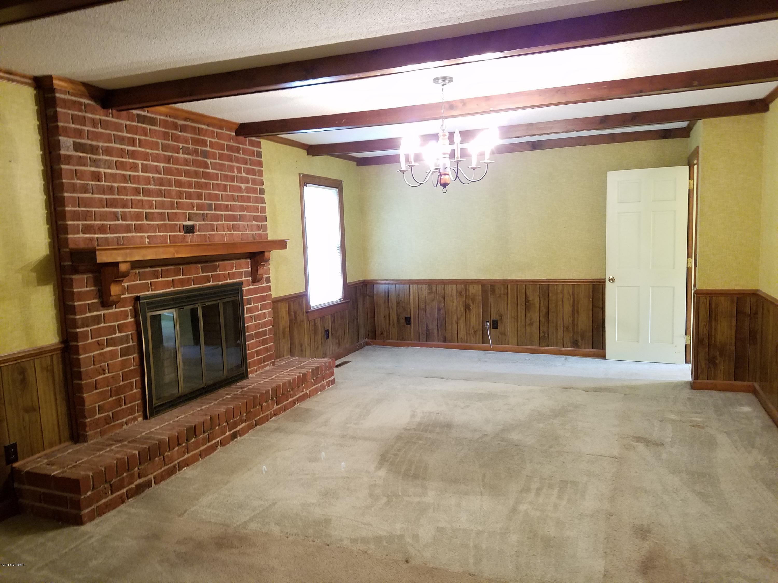1564 Hull Road Snow Hill, NC 28580 - Photo 10 of 28 Den