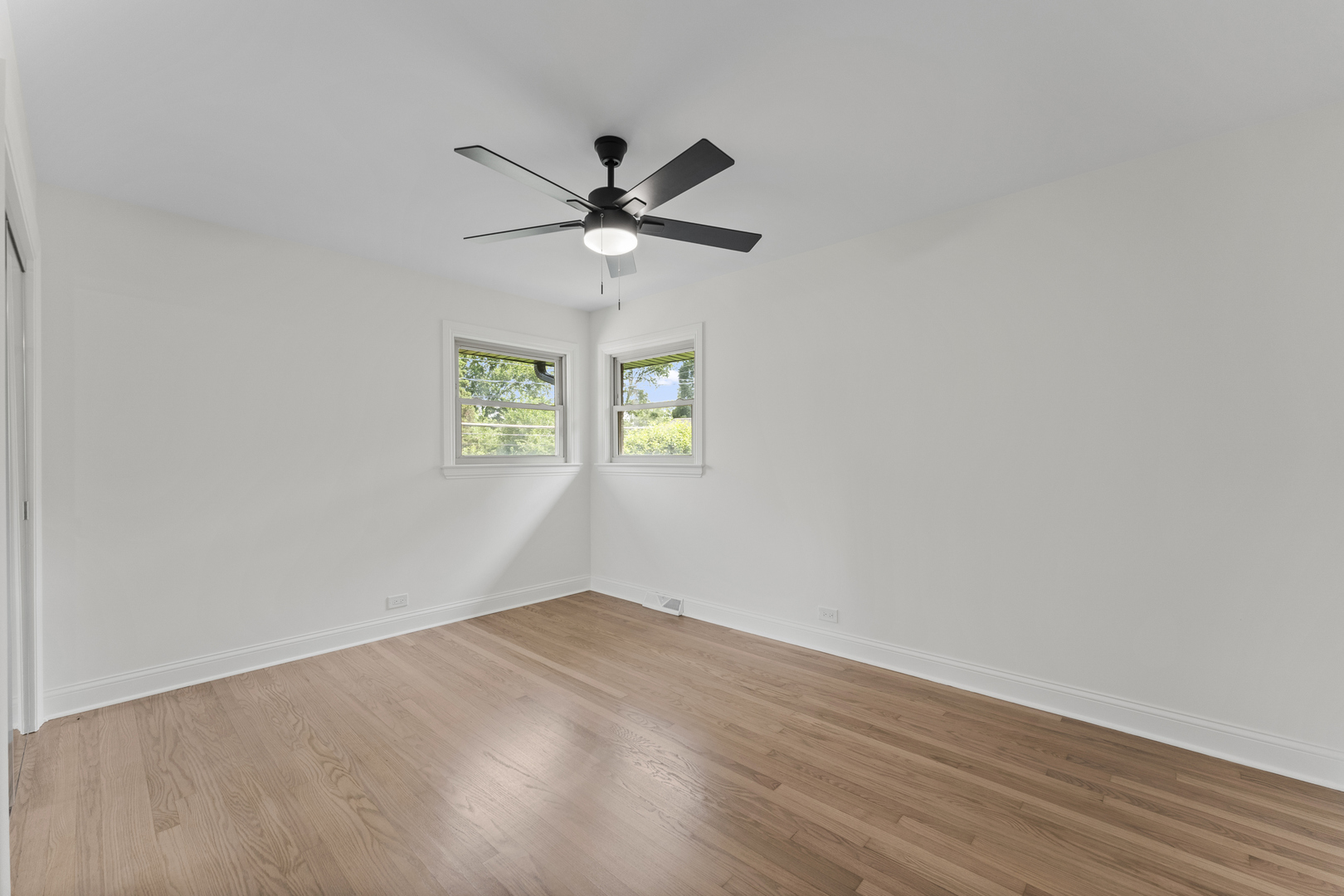 208 47th Street Western Springs, IL 60558 - Photo 20 of 53 an empty room with windows and fan