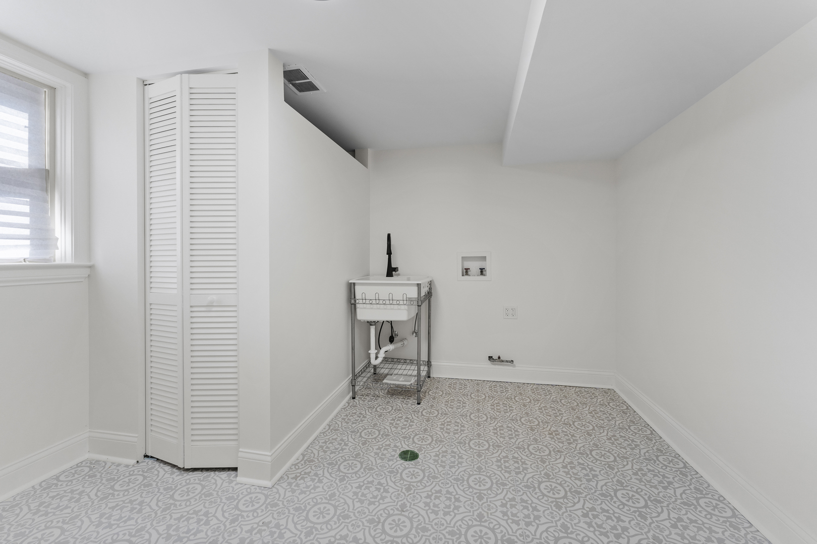 208 47th Street Western Springs, IL 60558 - Photo 36 of 53 an empty room with windows