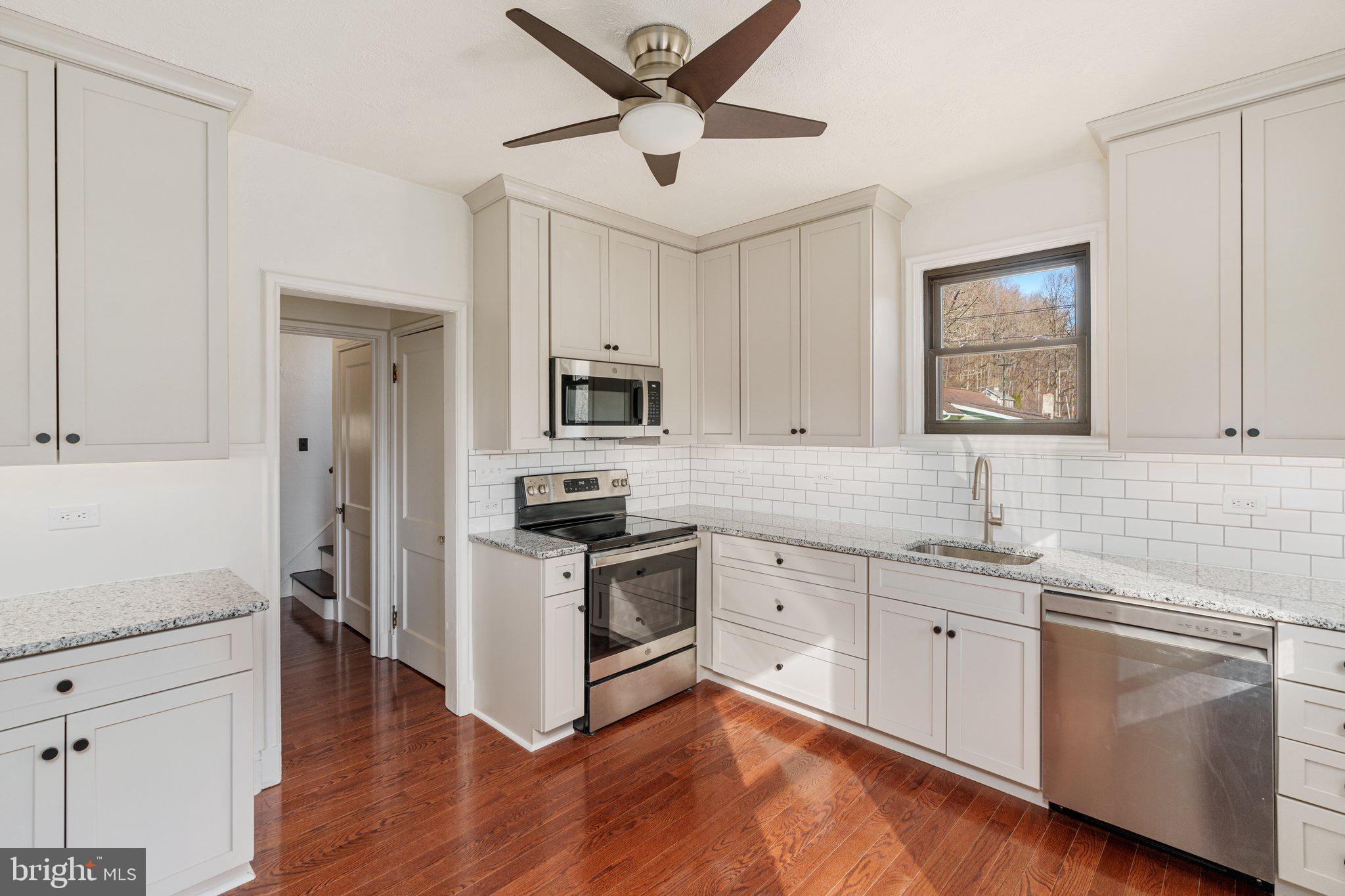20 Easton Road Riegelsville, PA 18077 - Photo 11 of 24 Kitchen, Granite Countertop, Hardwood