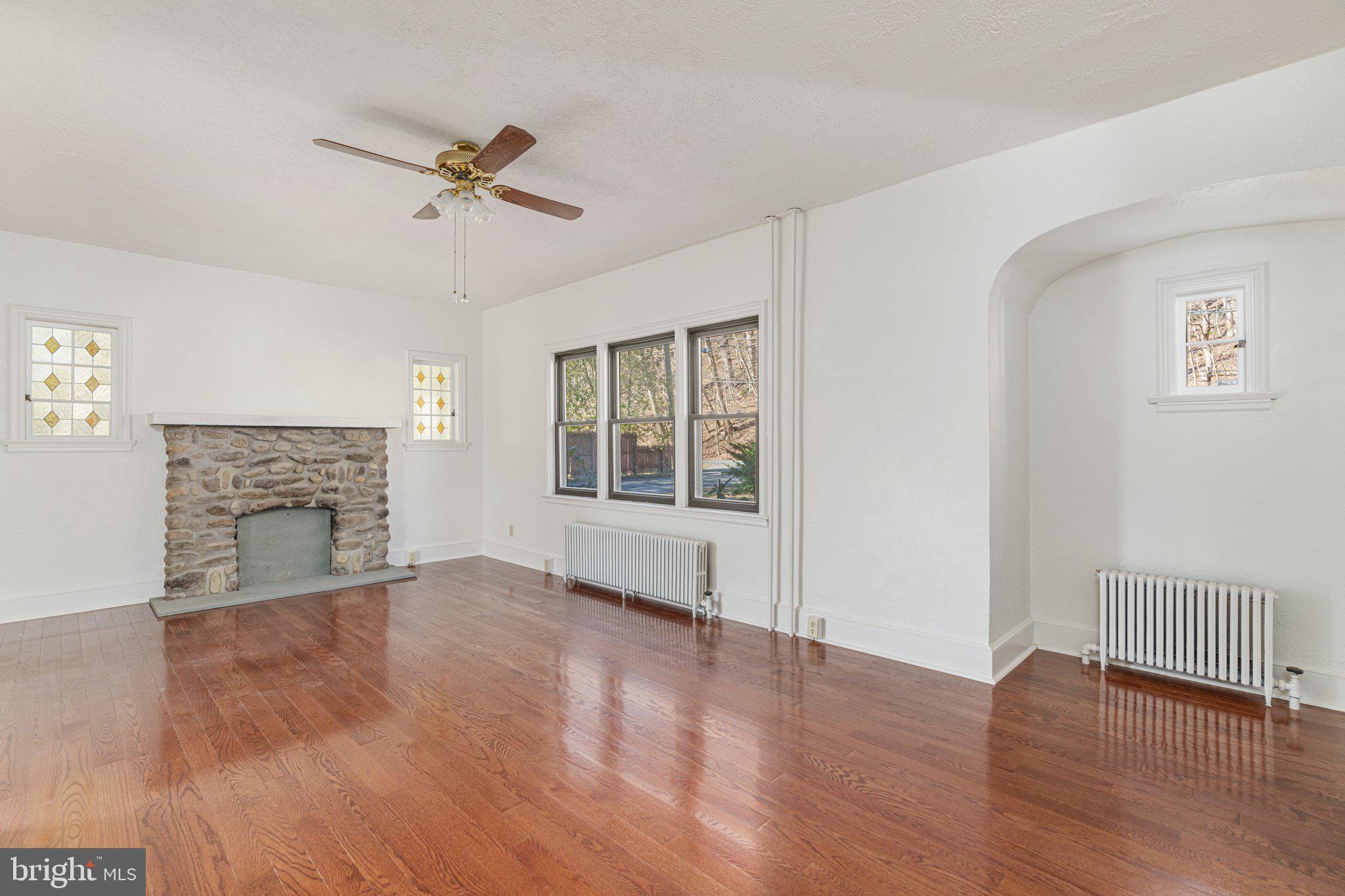 20 Easton Road Riegelsville, PA 18077 - Photo 4 of 24 Living room