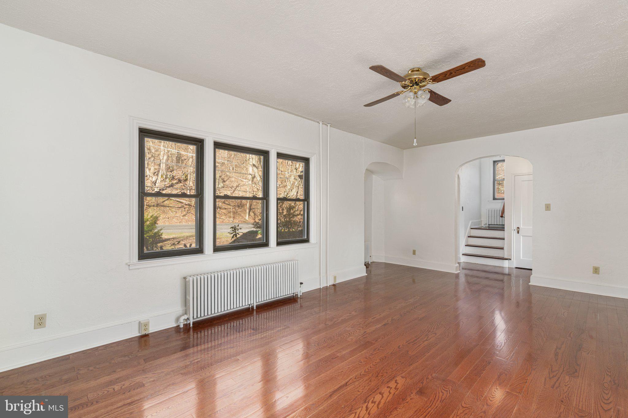 20 Easton Road Riegelsville, PA 18077 - Photo 6 of 24 Living room